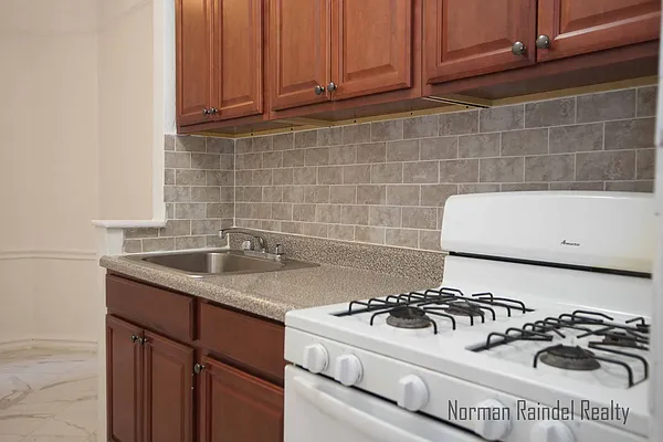 Rented by Norman Raindel, LREB | media 22