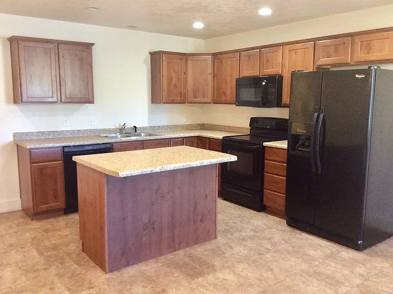 798 Adams Dr — Photo 2