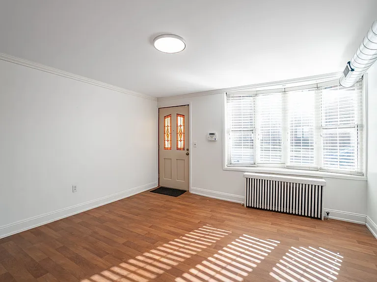 2407 Sarah St — Photo 8
