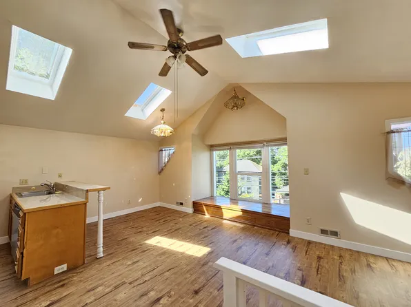 102 12th Ave E, Seattle, WA 98102