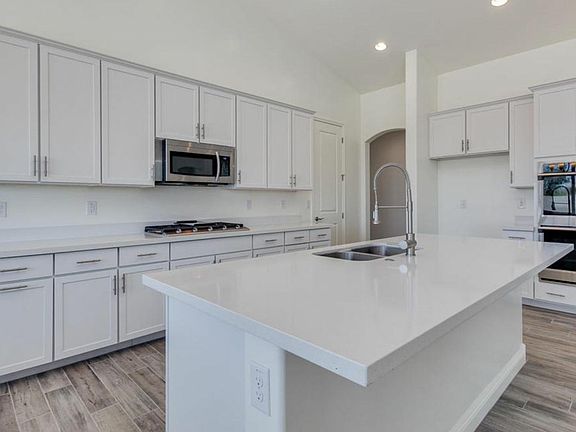 5th image of 548 W Larimer St