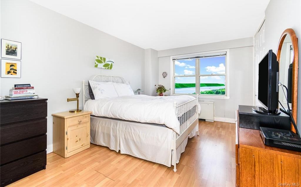3 Bed 2 Bath Property, New York • 1,800 Sq Ft