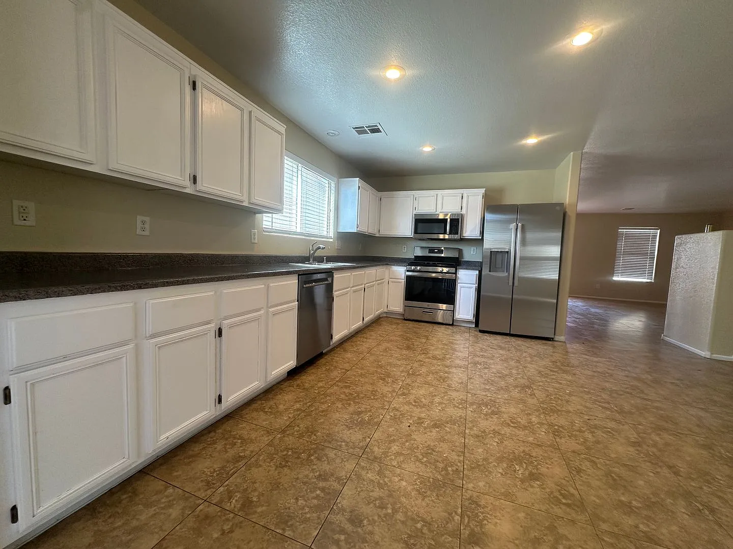 Super cozy 3 bedroom one-story home! — Photo 4