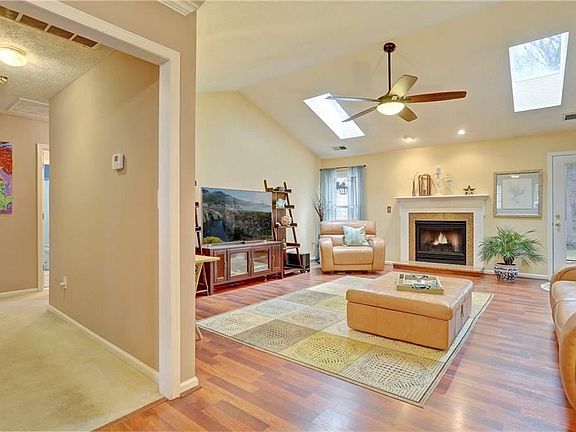 4th image of 101 Jeffrey Kenneth Pl
