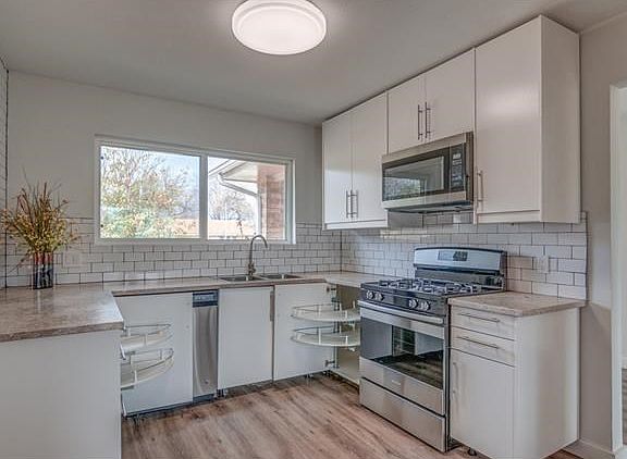 Notice the Extensive Storage in the Lower Cabinets!