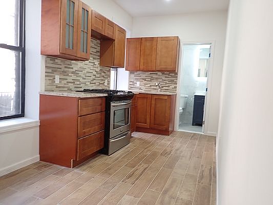 3rd image of 529 Hinsdale St #1