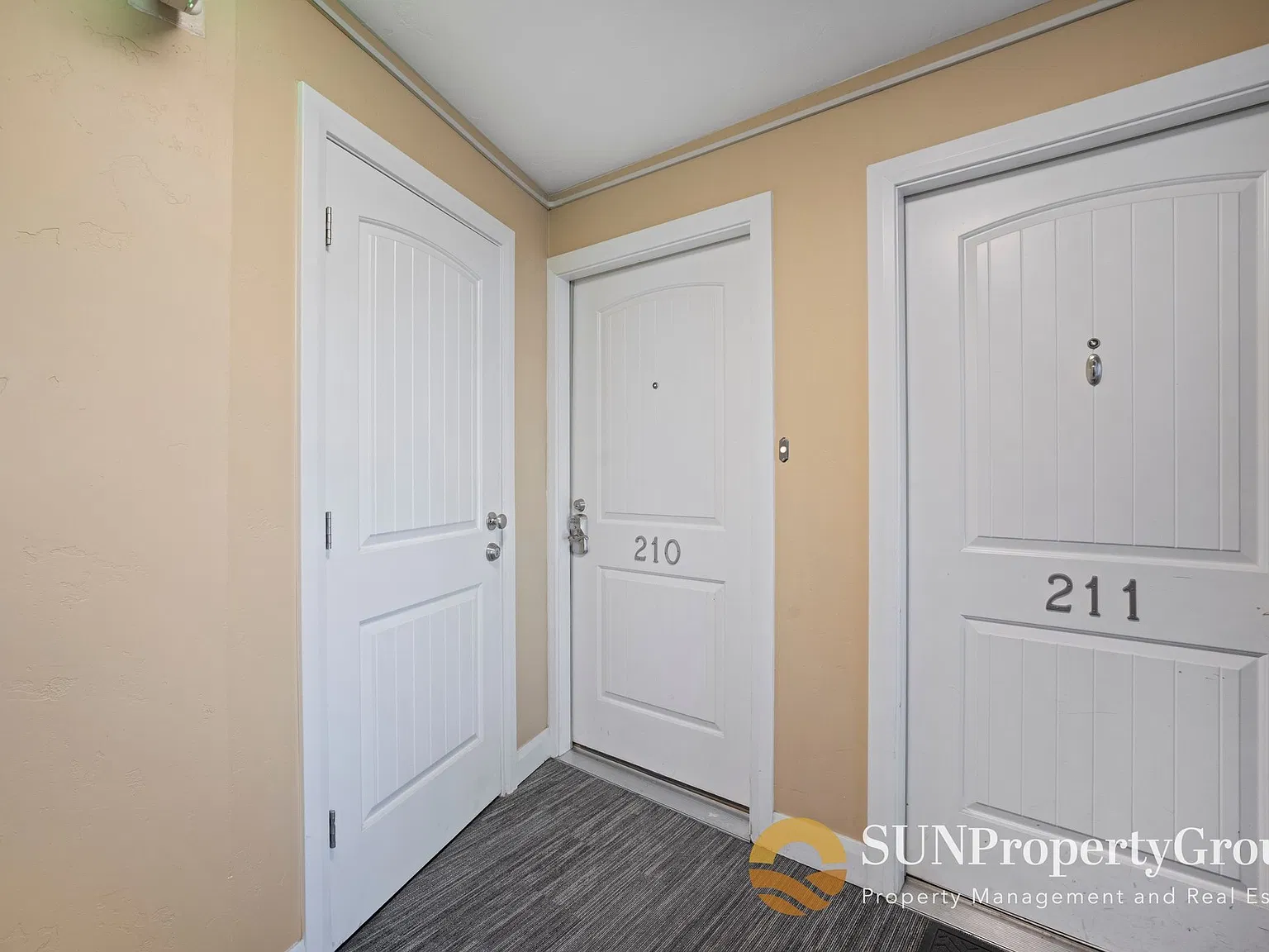 Spacious 2-Bedroom Near 9th & 9th! — Photo 2
