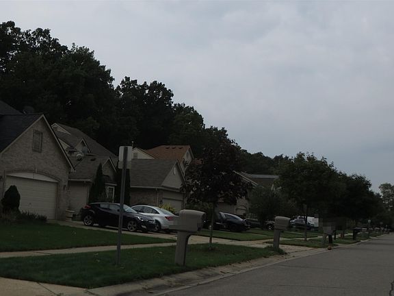 4th image of 42780 Stratford Dr
