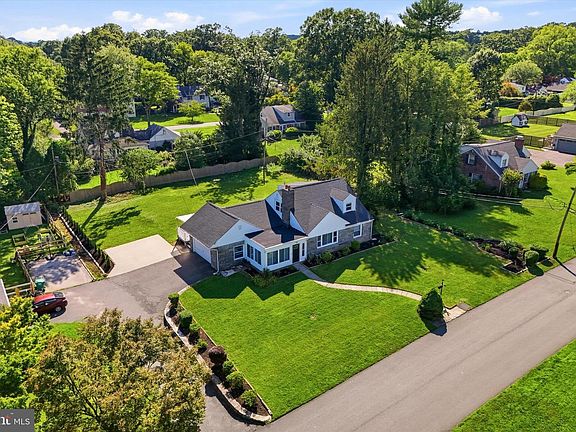 2nd image of 411 Osborne Ln