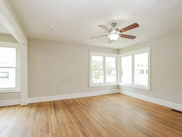 12435_019_living_room_13580795.jpg