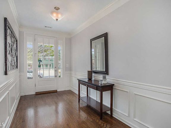 3rd image of 824 Richmond Cir