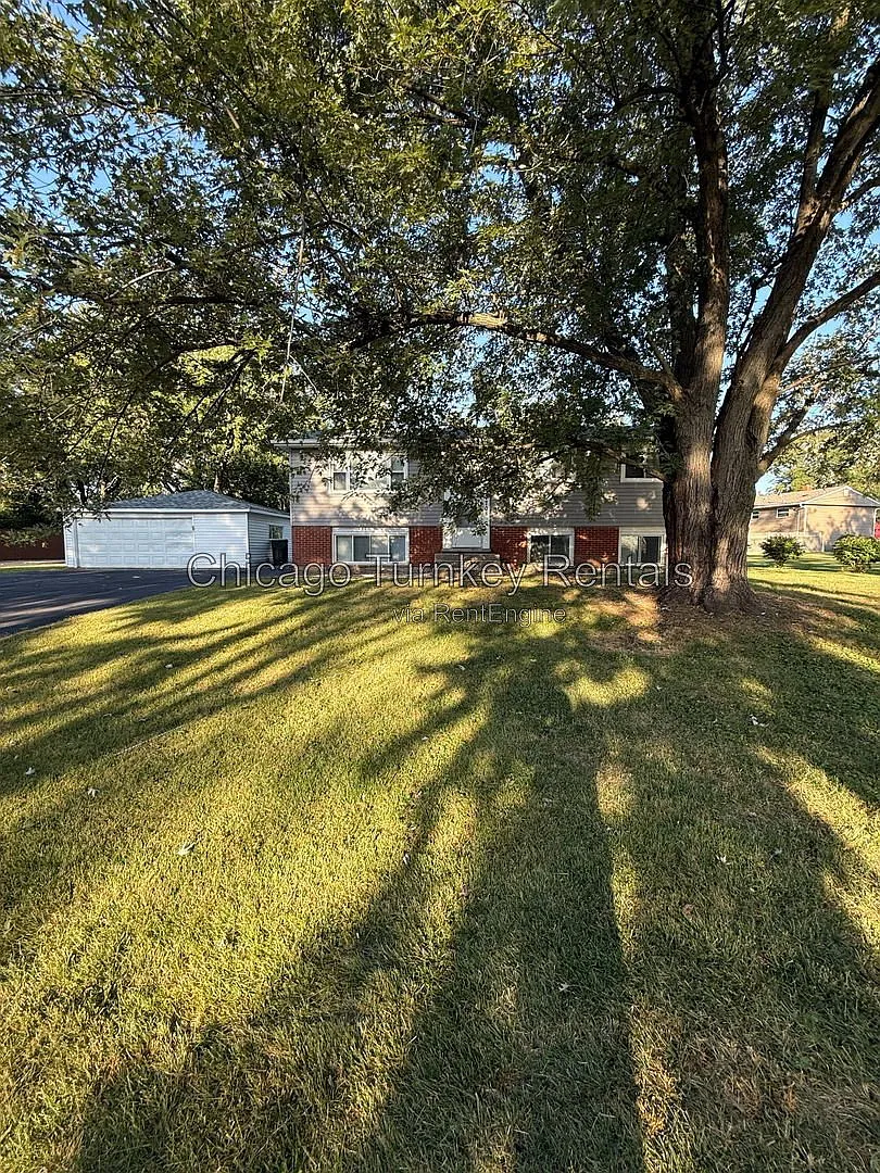 5 bed, 2.0 bath, 1800 sqft, $2,600 — Photo 2