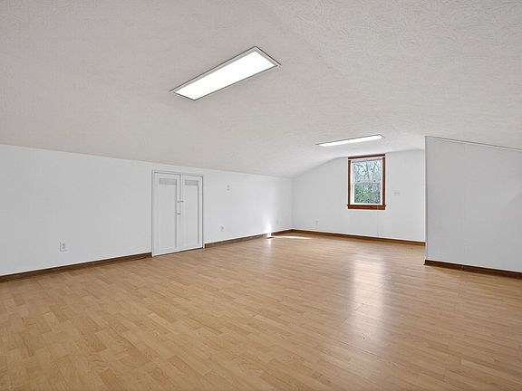 54th image of 1263 Ridge Rd W