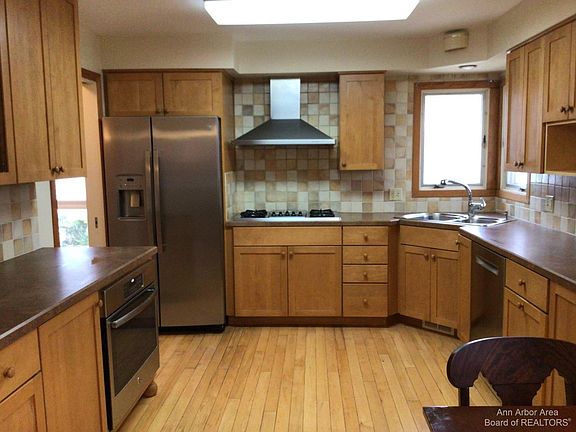 5th image of 2029 Norfolk St