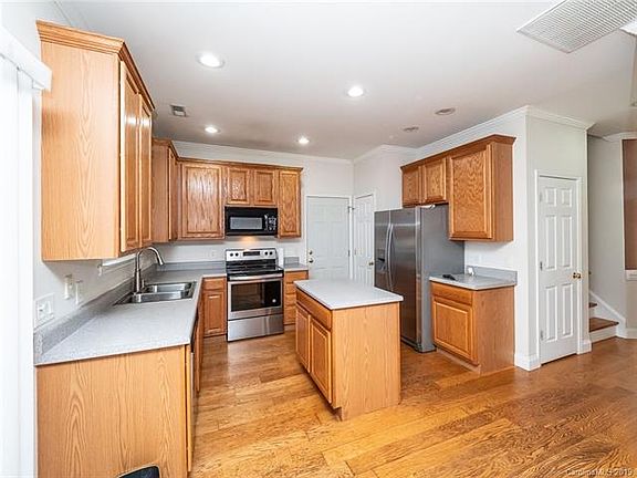 4th image of 3236 Glen Summit Dr
