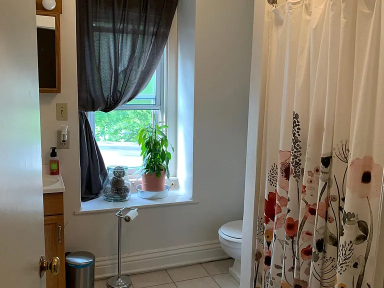 Bathroom (1 of 4)