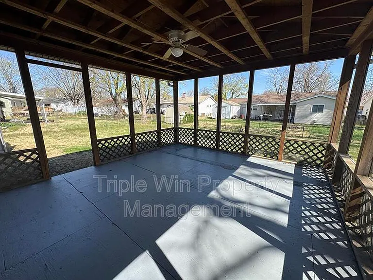 513 Coachway Ln — Photo 8