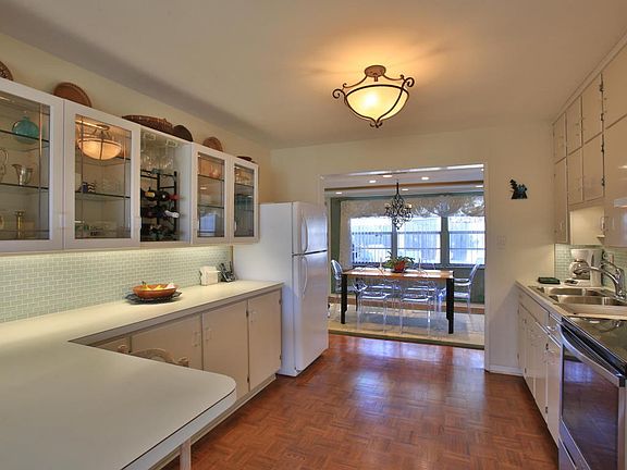 5th image of 35 Beechwood Dr