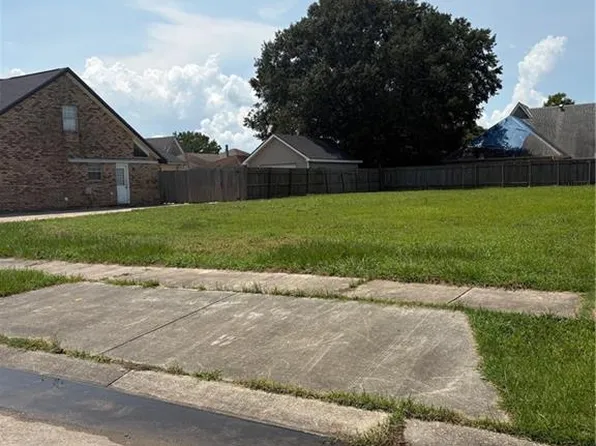 3021 Oak Dr, Violet, LA 70092