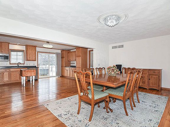 3rd image of 210 Hill St