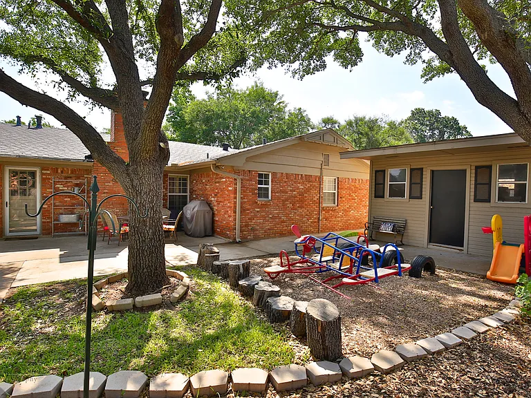 2132 Sylvan Dr — Photo 32