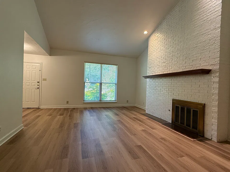 124 Hollyhill Ln