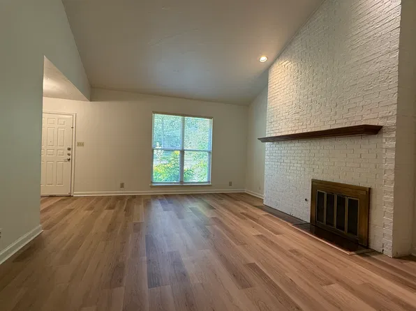 124 Hollyhill Ln, Denton, TX 76205