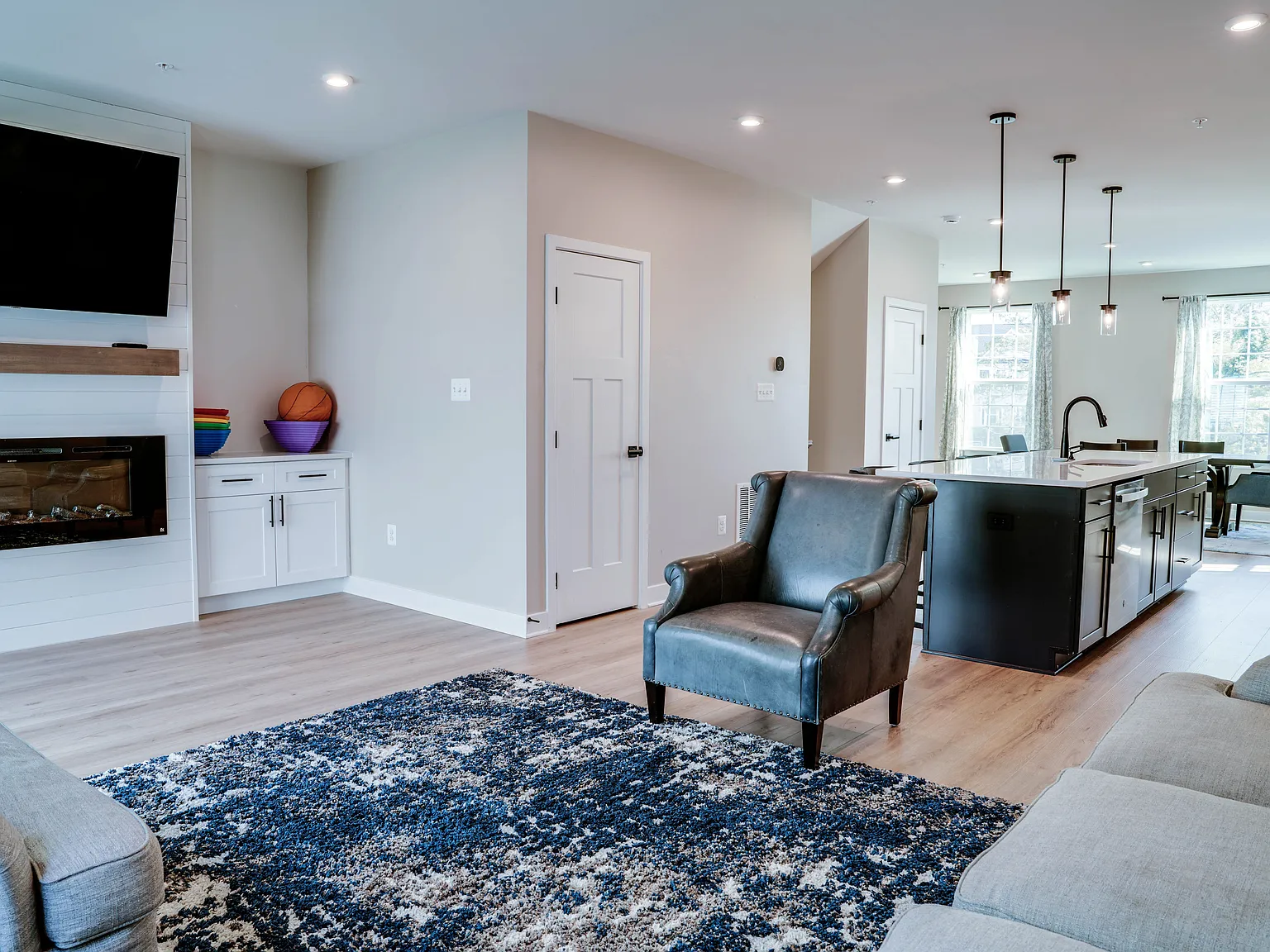3 bed, 3.5 bath, 2241 sqft, $3,250 — Photo 3