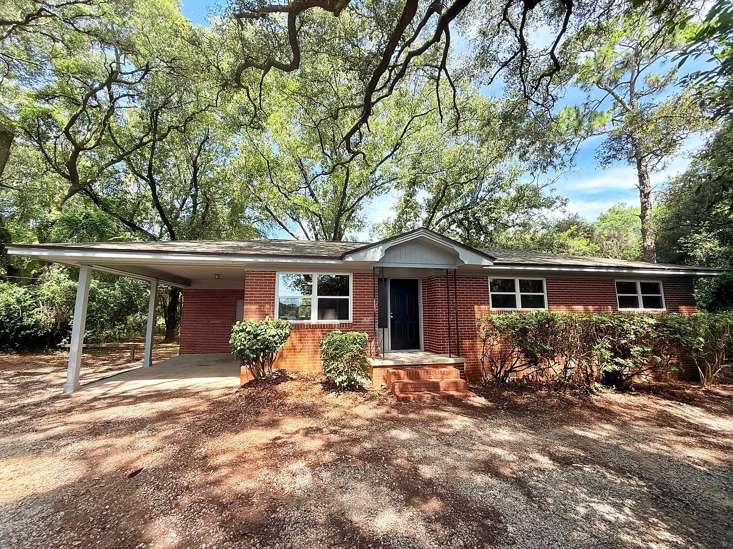 3 Bed/1.5 Bath Home - Backyard Pond — Photo 1
