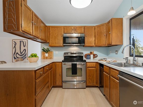 5th image of 13601 NE 8th Street #301