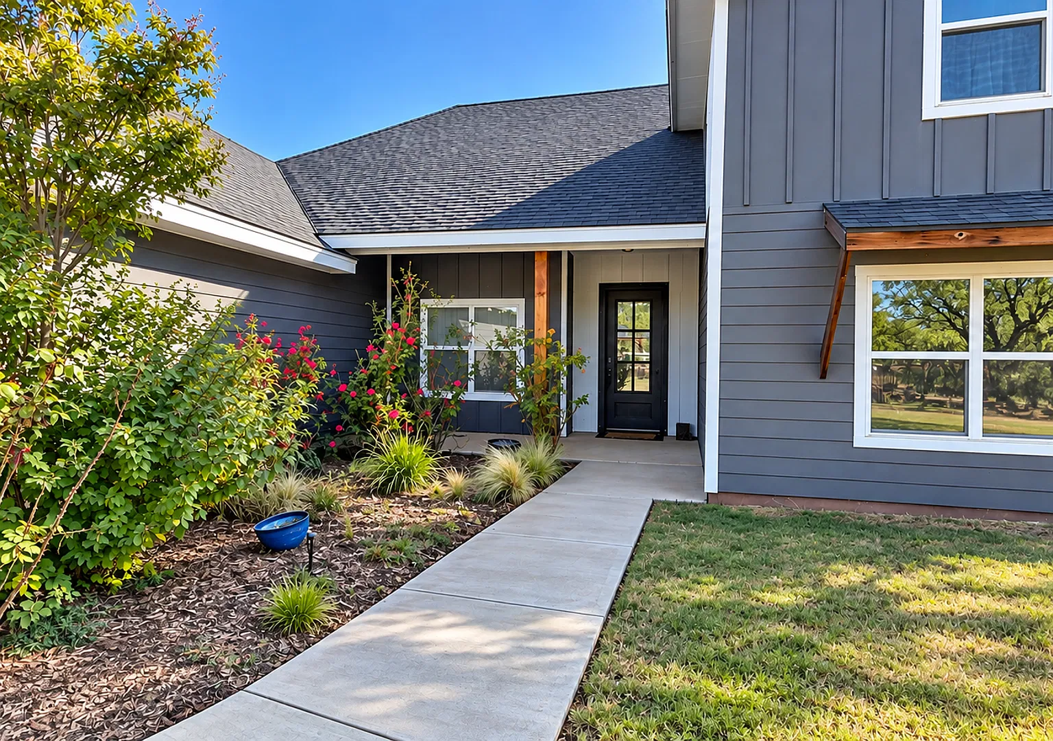 6 Bedrooms, 3.5 Baths; All Appliances Provided! — Photo 3
