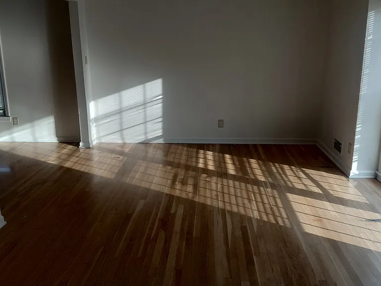 11719 Wyandotte St — Photo 3