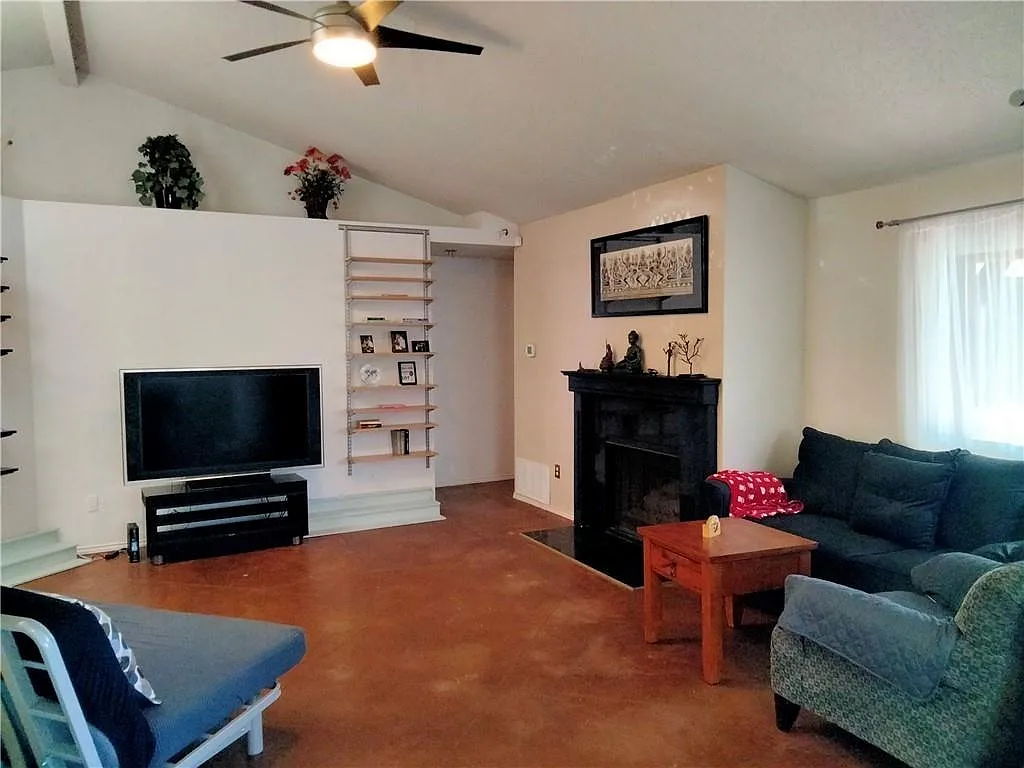 3 bed, 2.0 bath, 1297 sqft, $1,850 — Photo 4