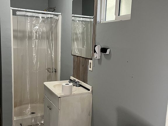 4th image of 5929 Denver Ave #1/2