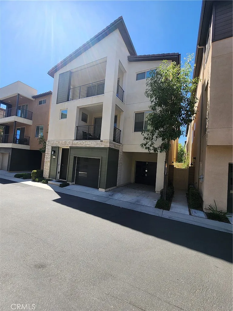 3 bed, 3.5 bath, 2505 sqft, $5,500 — Photo 3