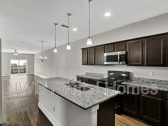 5th image of 834 4th Ave S