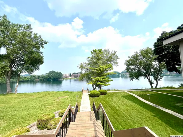 71 Briarstone Ct #B6, Mason City, IA 50401