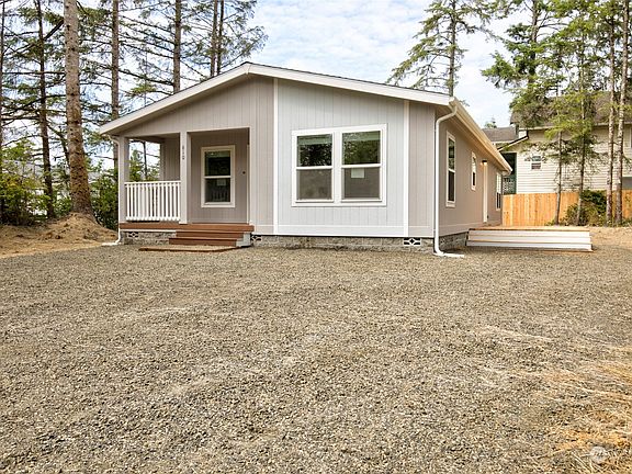 2nd image of 610 Paradise Court NE