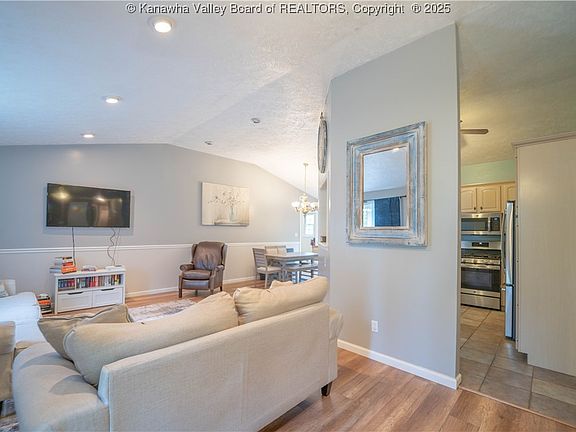 3rd image of 820 Suncrest Pl