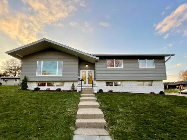 2109 Burleigh St, Yankton, SD 57078