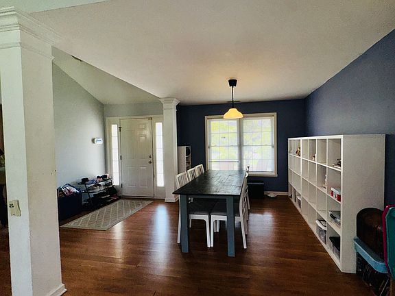 3rd image of 1071 Bennington Ct