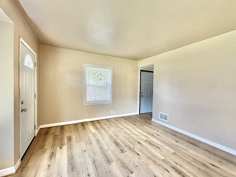 1029 McKinley Ave — Photo 6
