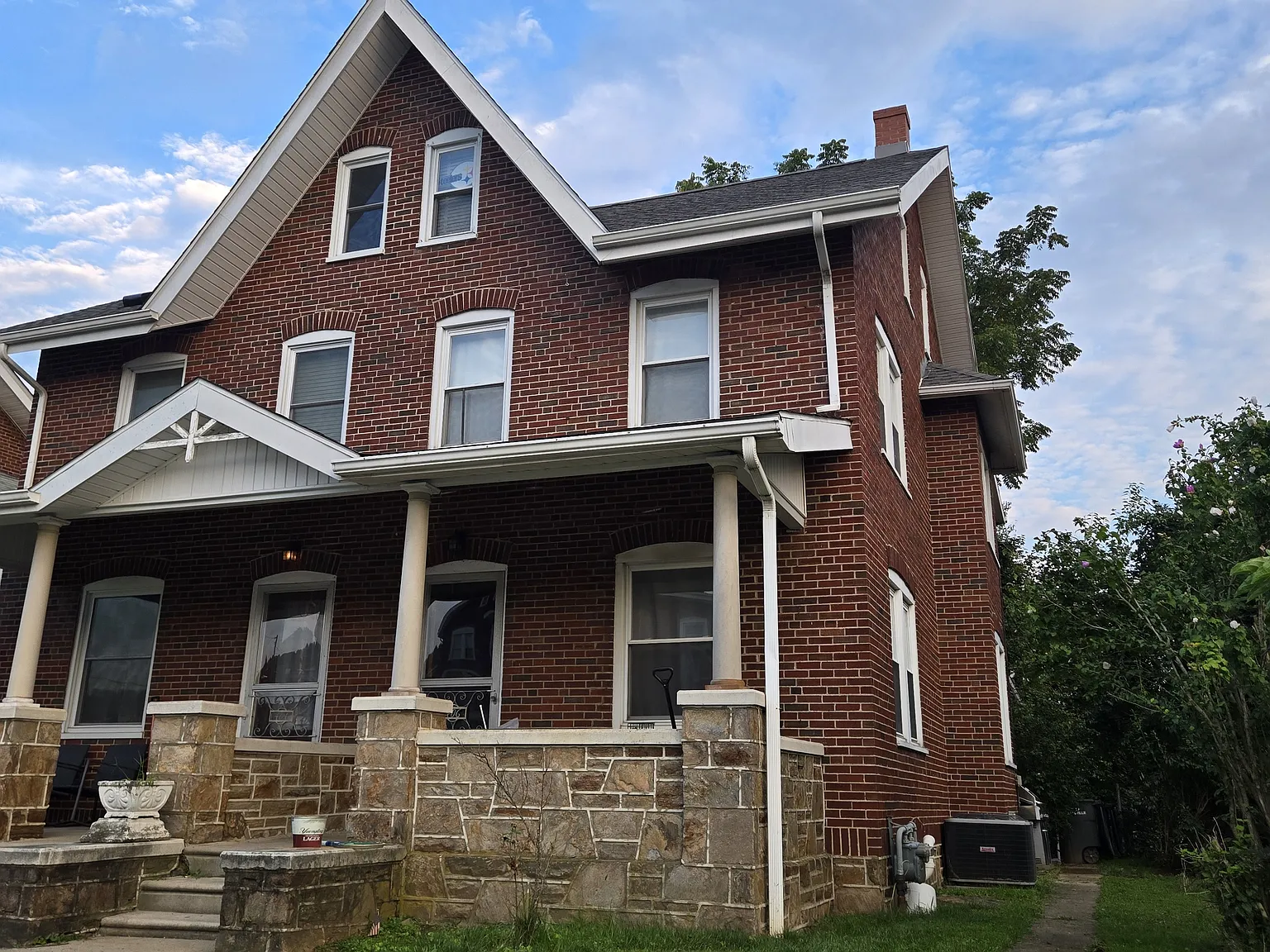 4 bed, 1.5 bath, 1560 sqft, $2,200 — Photo 1