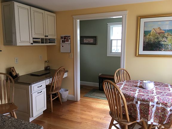Desk & dining area
