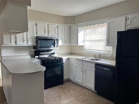 3rd image of 6910 Noble Dr
