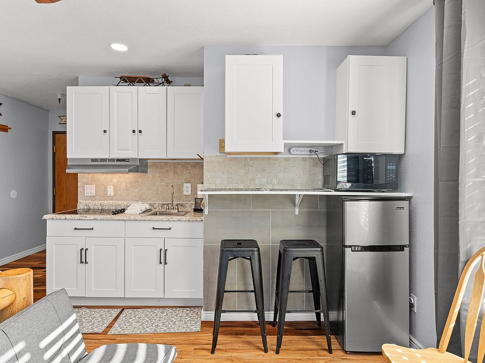 Kitchenette / 2 Bar Stools