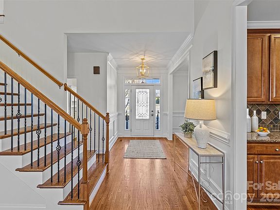 5th image of 2464 Chatham Dr