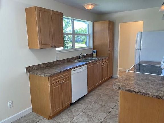 3rd image of 720 Alamanda Dr