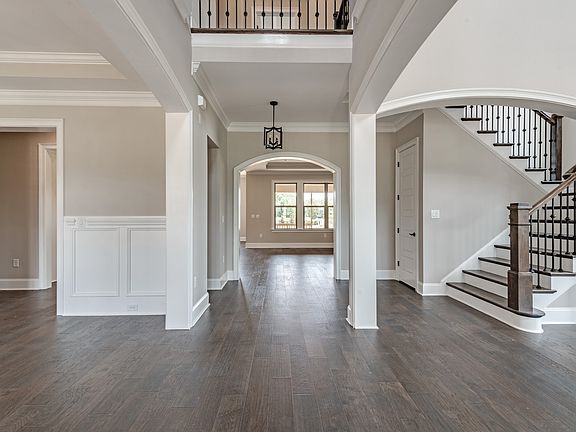 Foyer with cased openings