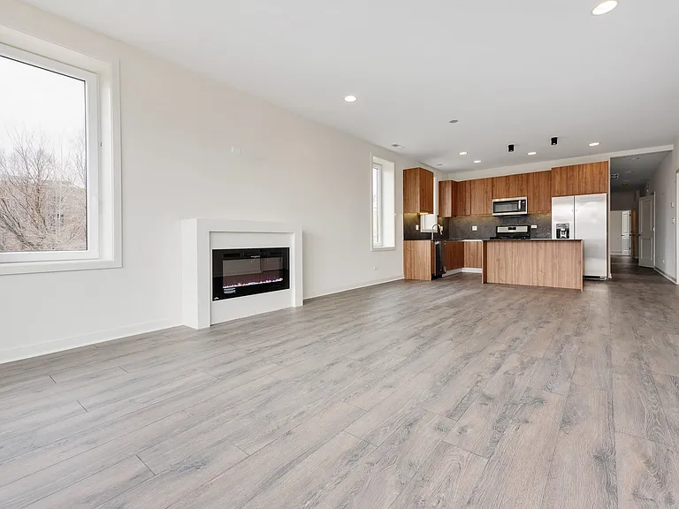 2824 W Van Buren St #302 — Photo 8